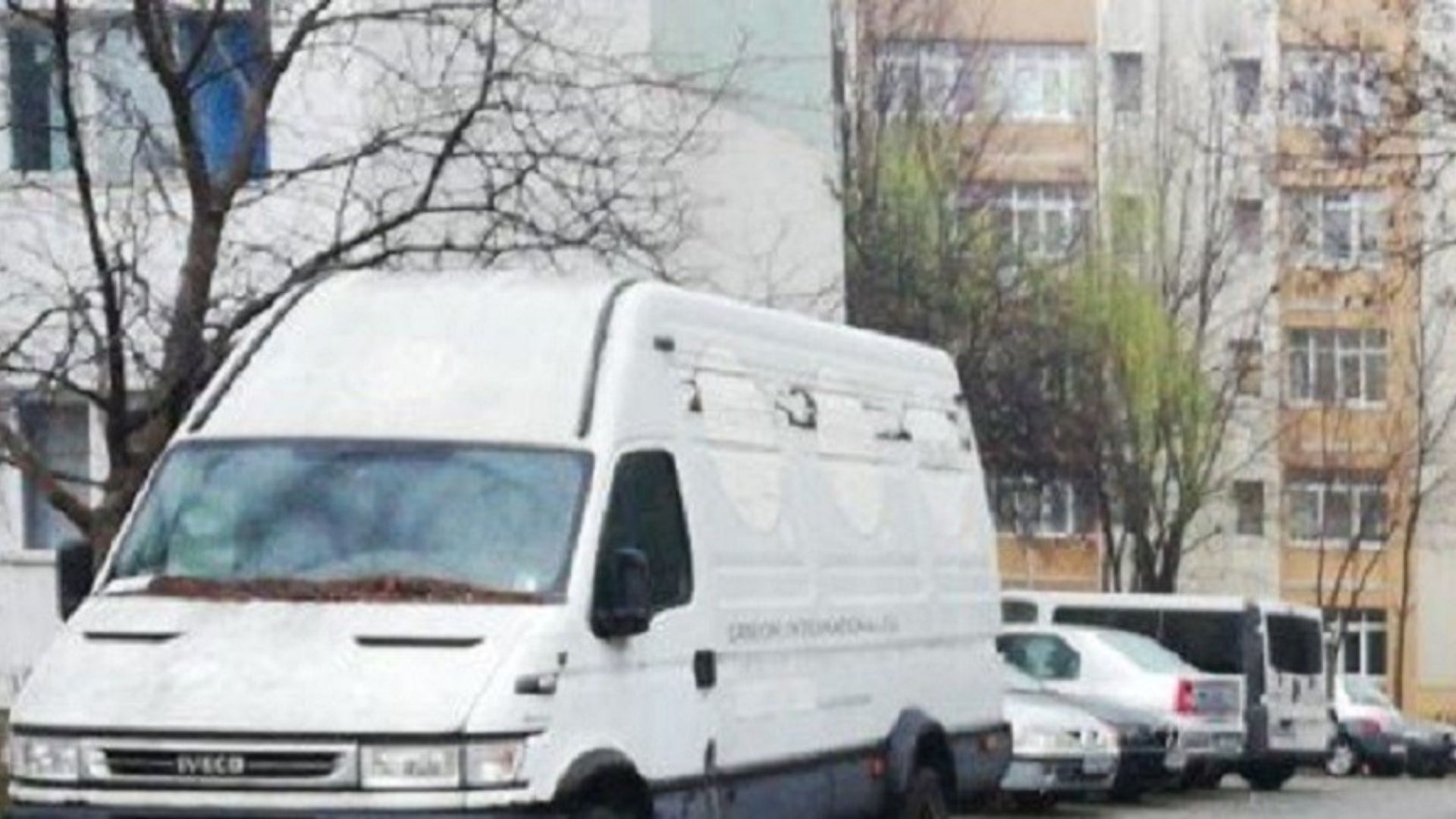 Autoutilitara ce obstrucioneaza vederea intr un cartier din Cluj Napoca Vecinii cer ajutorul primariei dupa patru luni de disconfort