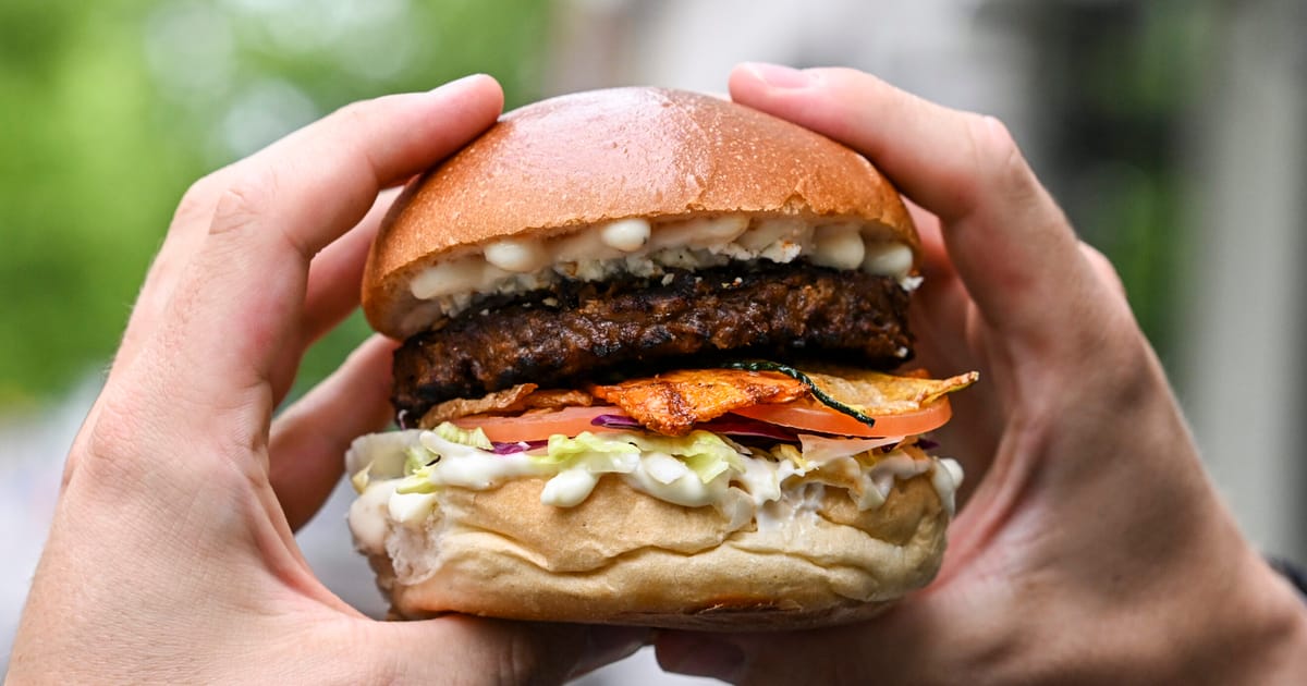 Burgerii vegetali sunt aici pentru a ramane Fripturile cultivate in laborator nu vor avea niciodata succes