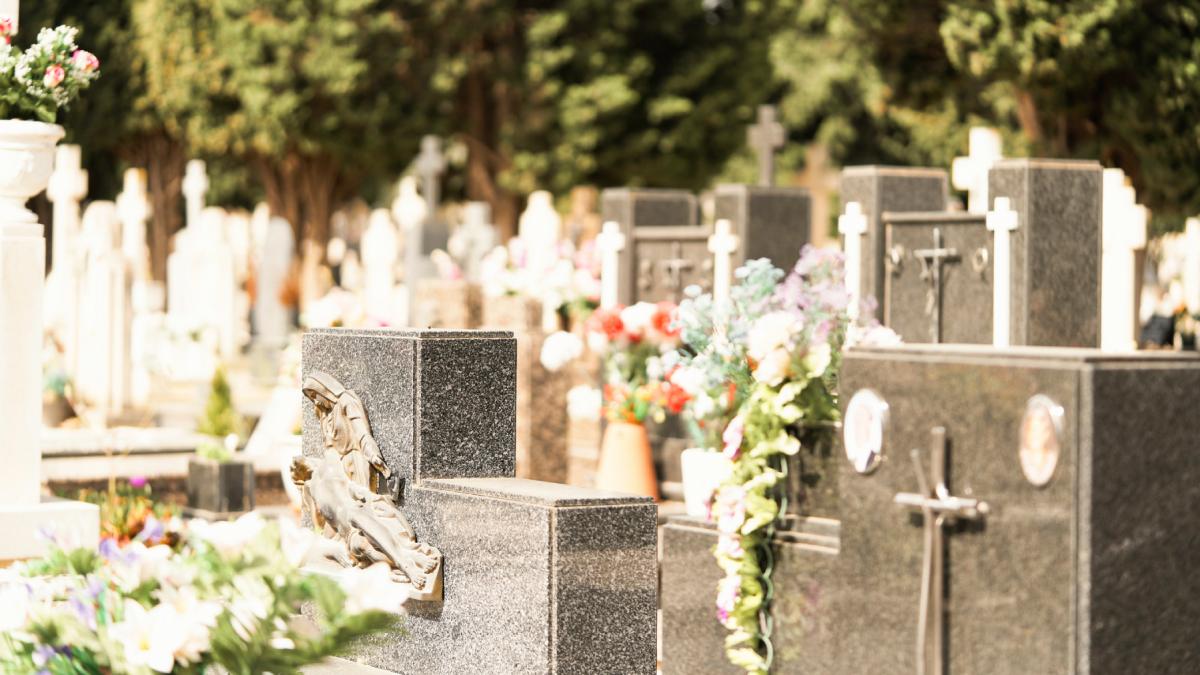 Cimitirul a devenit un spatiu de relaxare Orasul din Romania unde tinerii dintr un cartier isi