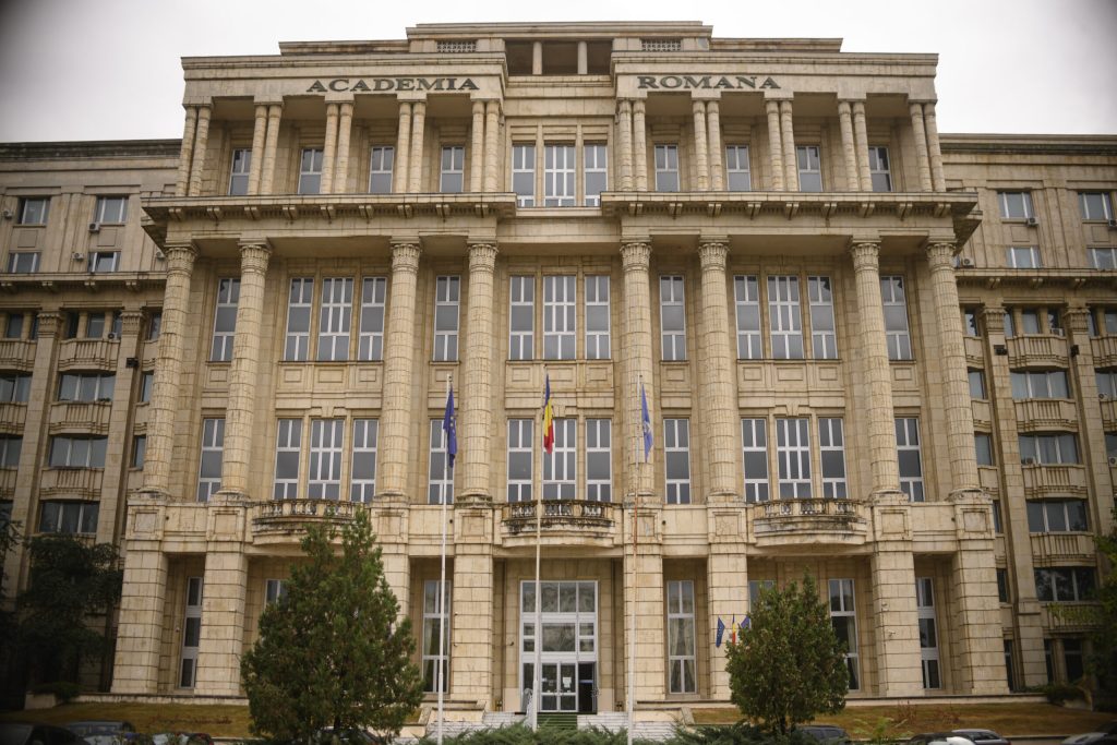 Cine poate obtine bursele de 1000 de lei acordate de Academia Romana