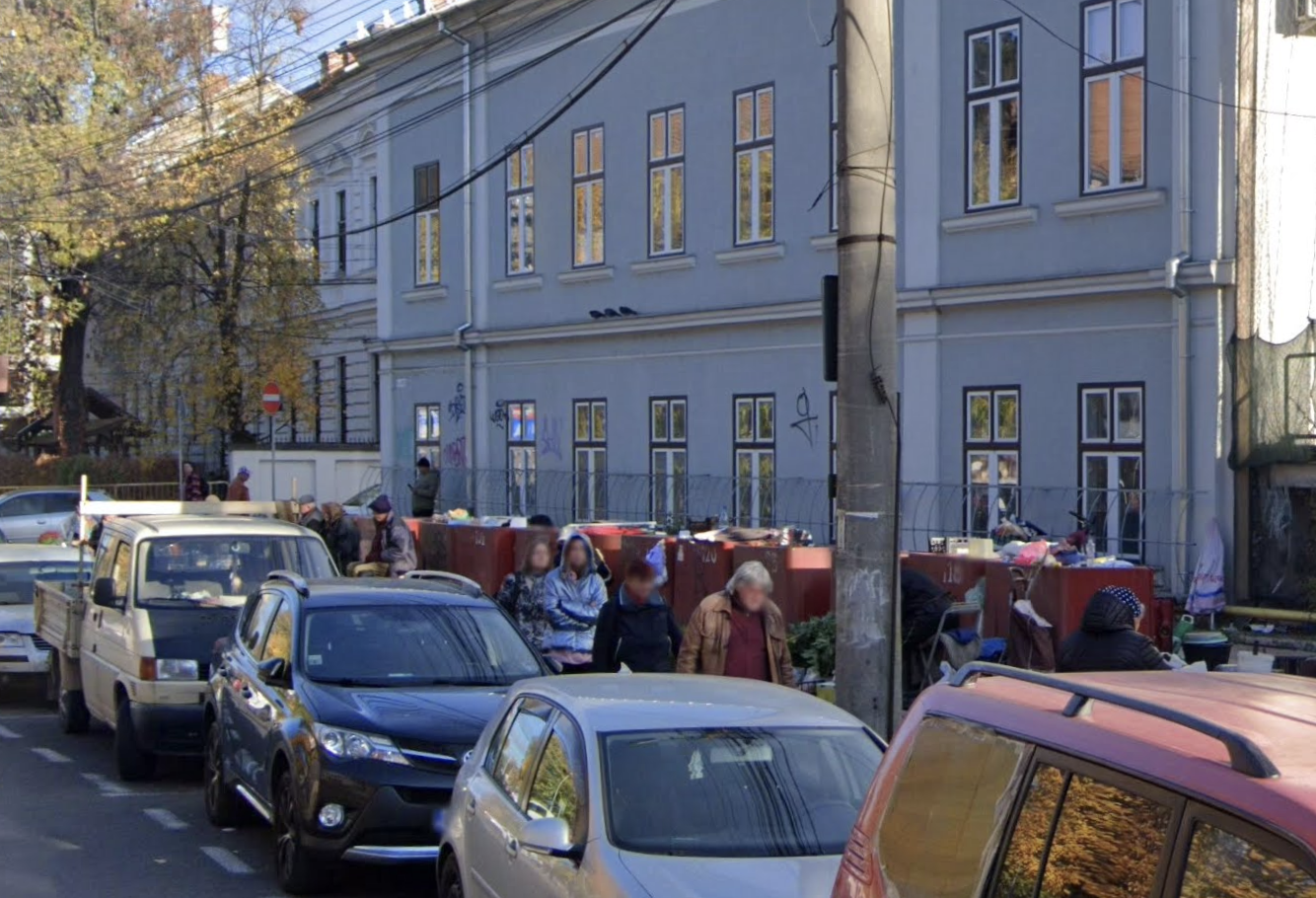 Clujenii injurati pe strada in Cluj O vanzatoare in varsta de la tarabele cu flori a socant trecatorii cu limbajul sau Ii injura pe toti cei care trec pe langa