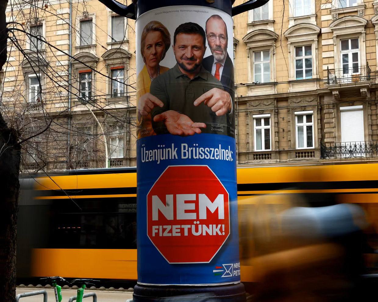 Cu o luna inainte de alegerile importante Viktor Orban a umplut strazile Budapestei cu portrete ale lui Zelenski Ce spun sondajele