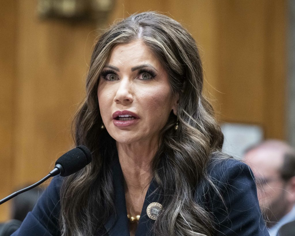 Cum a pierdut Kristi Noem sustinerea lui Trump si pozitia pe care o ocupa
