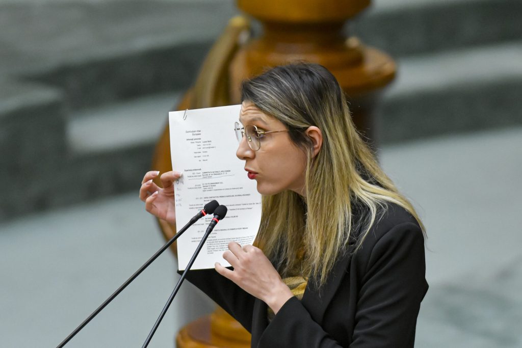 Diana Buzoianu anunta curatarea lacului de acumulare de la Calimanesti Asadar da putem avea o Romanie curata