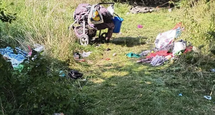 Dificultati intr un cartier din Cluj Napoca Mai multe persoane fara adapost au ocupat un parc iar copiii nu se mai pot juca Ii fac nevoile