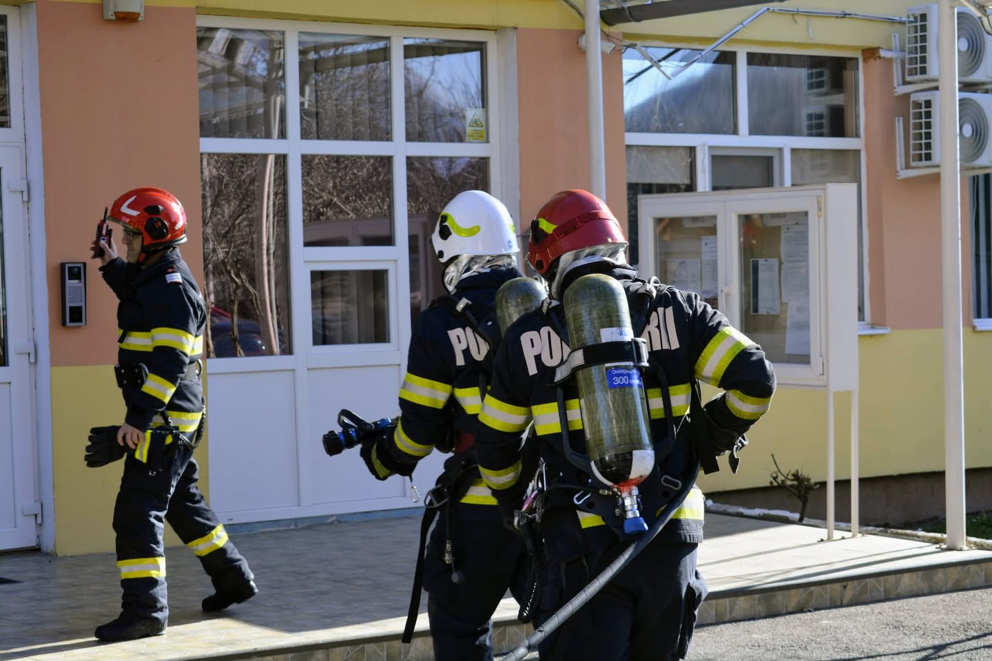 Elevii din Cluj au trait experienta evacuarii si au aflat secretele interventiei pompierilor Autospecialele ISU Cluj au lasat o impresie puternica asupra intregii clase