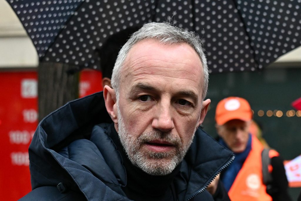 Emmanuel Gregoire favorit in cursa pentru primaria Parisului conform unui sondaj