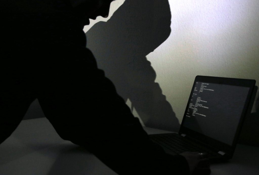 FBI avertizeaza hackerii rusi ataca conturile de Signal si WhatsApp ale oficialilor si jurnalistilor