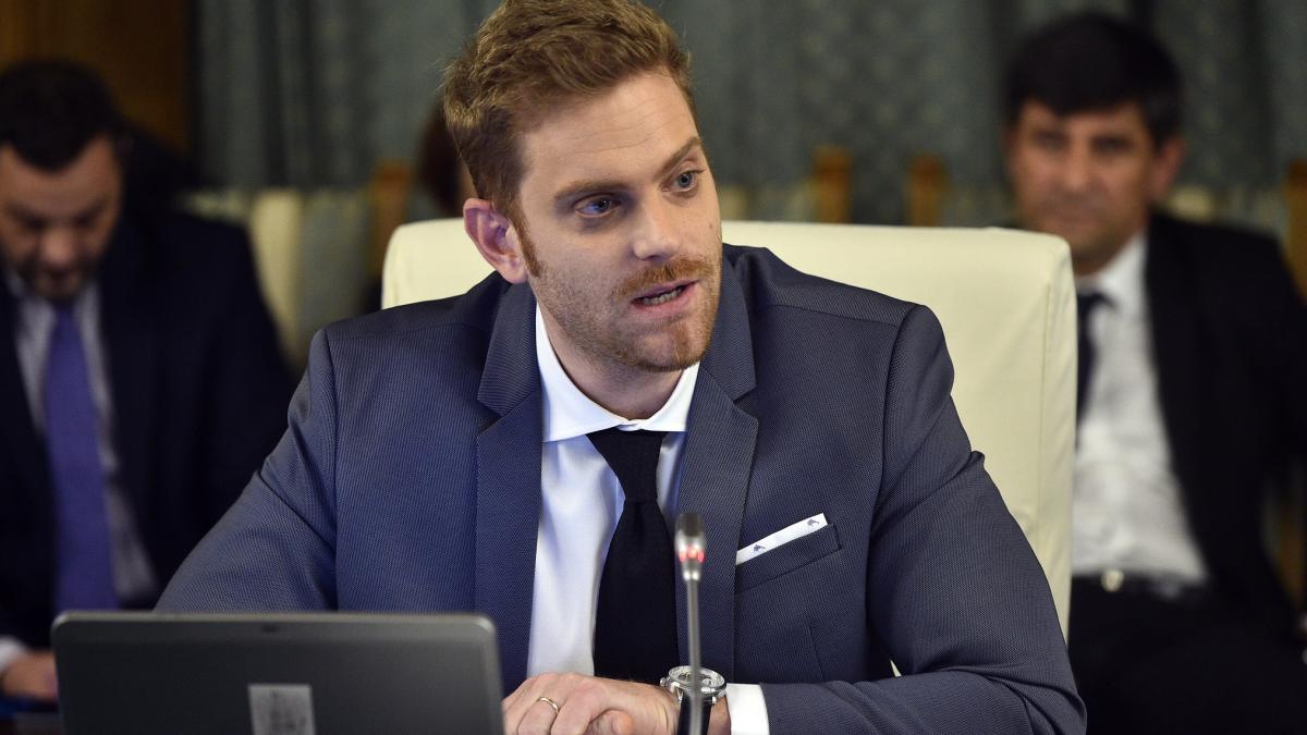 Fostul ministru Ilan Laufer aflat pe trotineta impreuna cu gemenii sai a fost implicat intr un accident