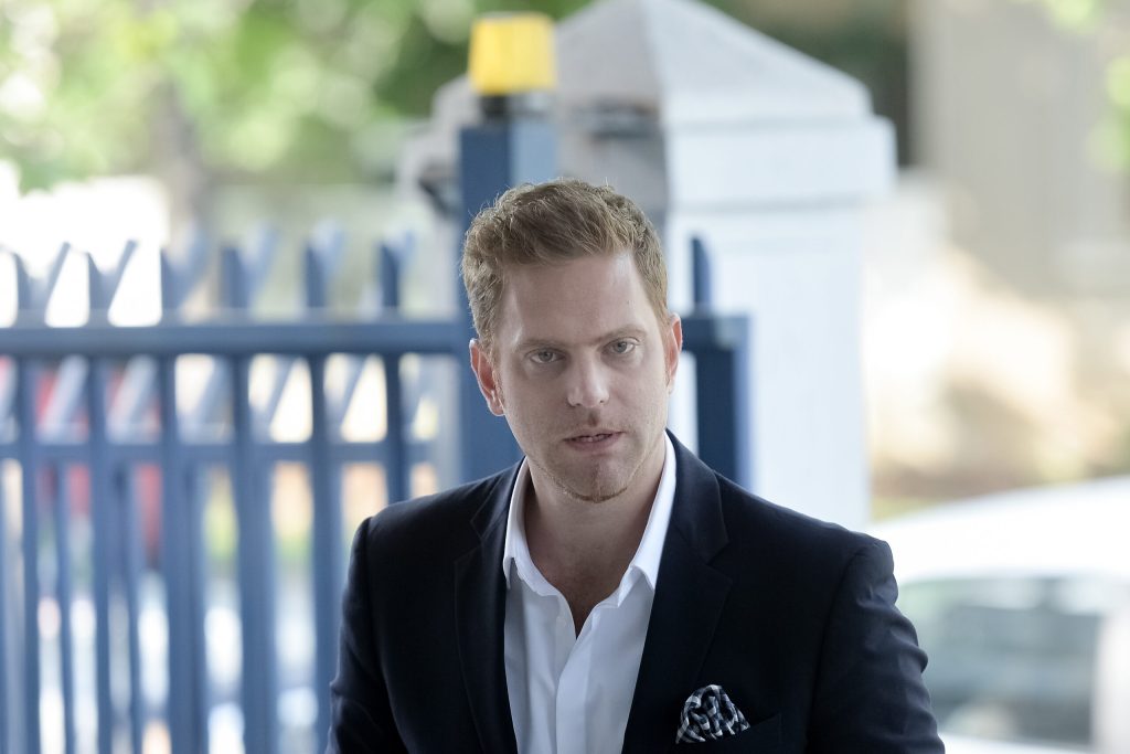 Fostul minstru Ilan Laufer si cei doi copii ai sai de 5 ani au suferit rani intr un accident de circulatie in Capitala