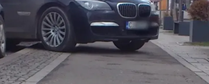 Haos pe pista de biciclete din Cluj Napoca Masinile au invadat trotuarul si blocheaza tot Zi de zi