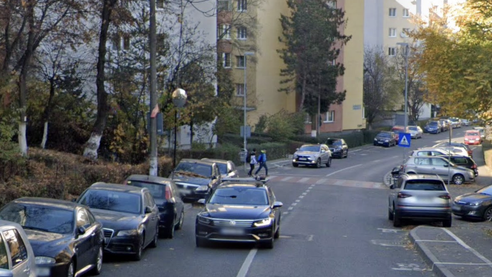 Iesire cu emotii pe o strada din Cluj Masinile parcate pe trotuar obliga soferii sa intre aproape orbeste in trafic