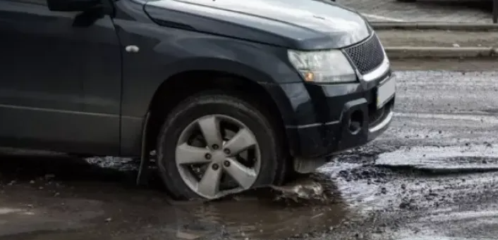 Locuitorii unui cartier din Cluj Napoca se plang de traficul intens si de starea precara a asfaltului E mai rau dect dupa razboi