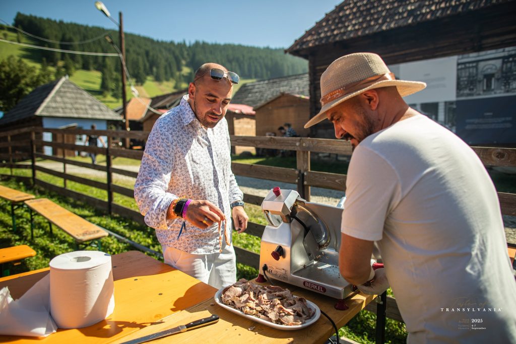 Mancarea romaneasca isi doreste sa incante Ungaria Un festival gastronomic special se desfasoara la cel mai mare muzeu in aer liber din Ungaria