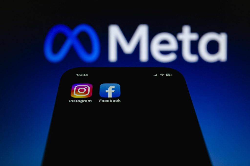 Meta si YouTube obligate sa plateasca milioane de dolari unei femei care a reclamat ca a devenit dependent de retelele sociale in copilarie