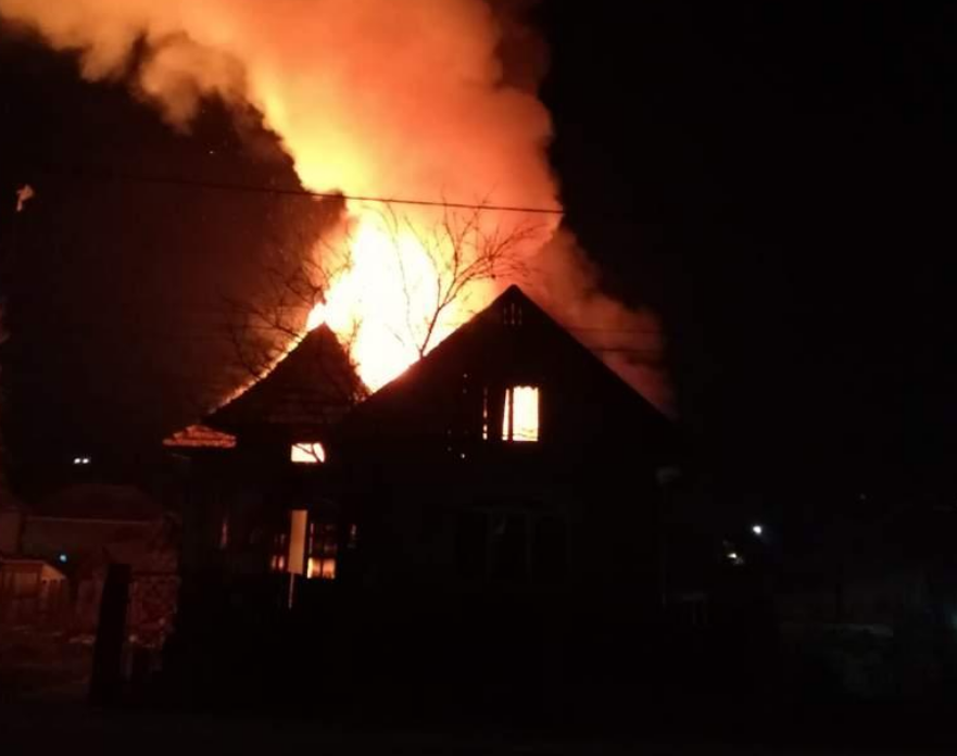 Noapte de panic pentru o familie din Cluj Casa le a ars n mijlocul noptii din cauza flacarilor izbucnite de la hornul locuintei