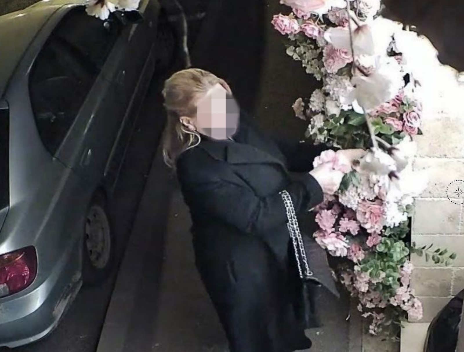 O doamna eleganta a ales flori din aranjamentul unui salon de infrumusetare din Cluj starnind o intensa controversa dupa publicarea imaginilor FOTO