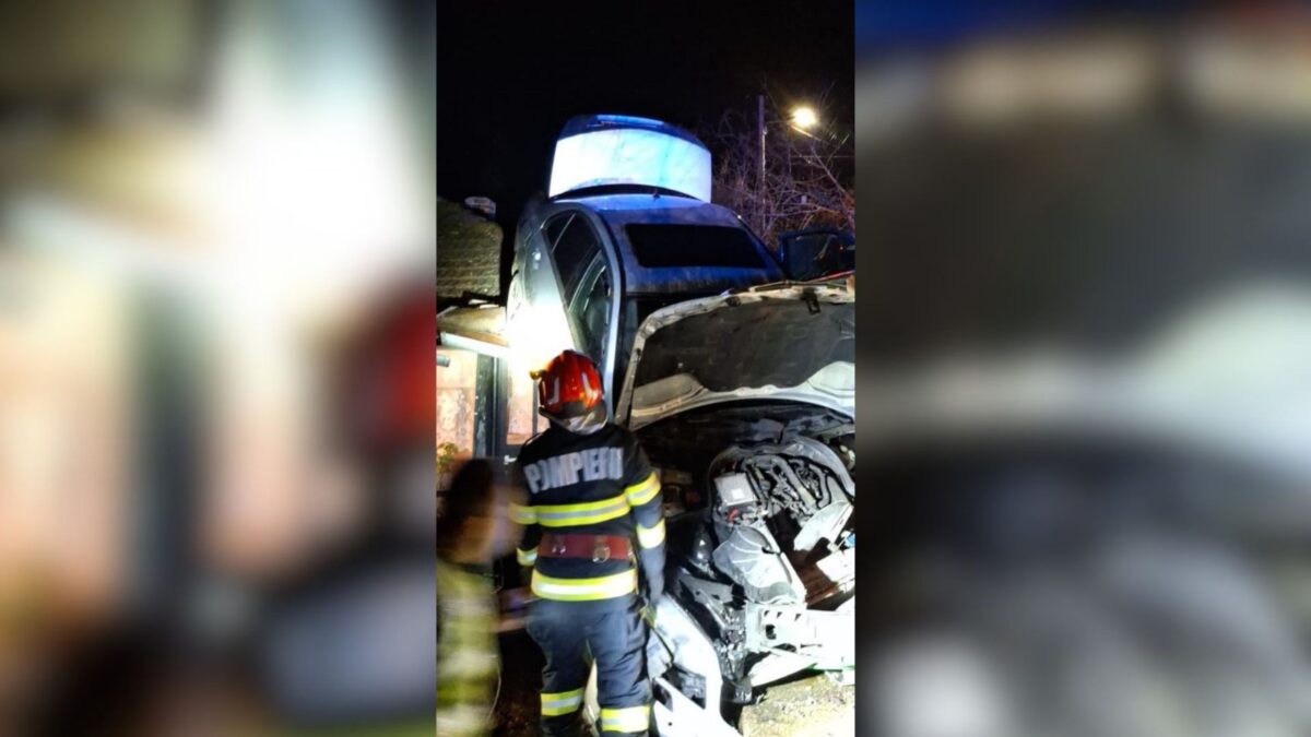 O masina cu patru pasageri a aterizat pe acoperisul unui case din Prahova Nimeni nu a fost ranit