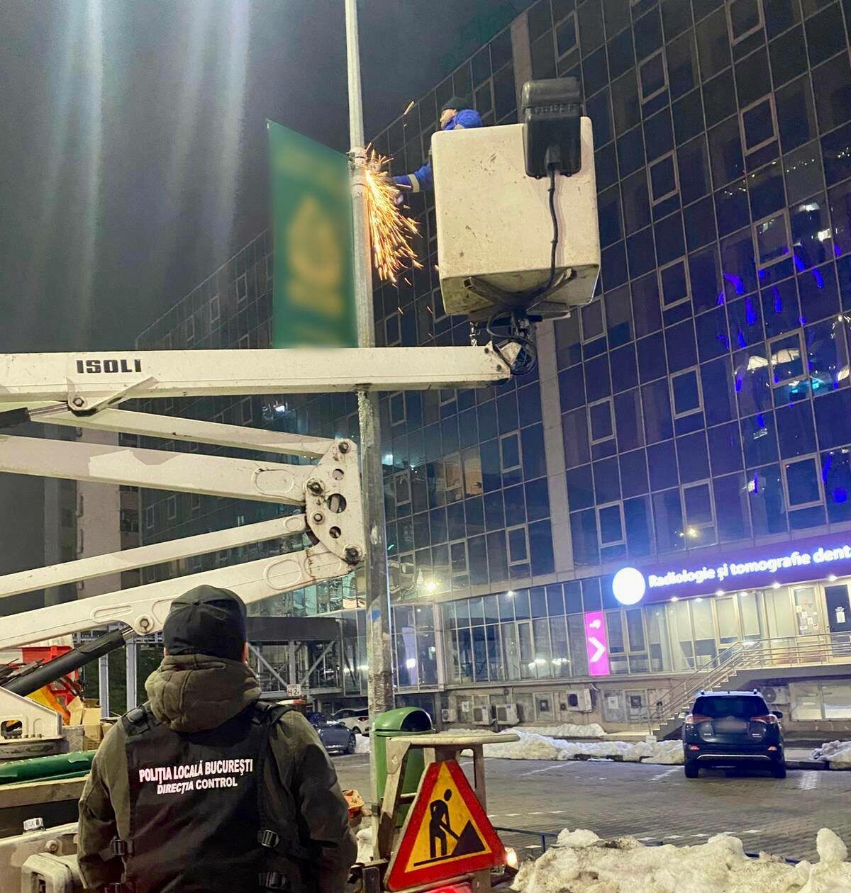 Operatiune nocturna in Bucuresti zeci de bannere publicitare indepartate de pe stalpi