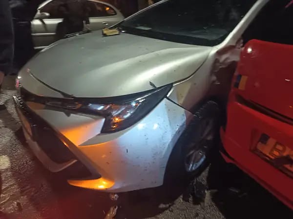 Opt masini parcate in Capitala deteriorate de un vehicul necontrolat