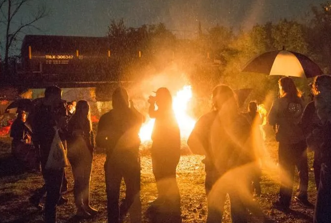Parintii din Cluj Napoca lanseaza un apel de atentie Tineri galosiosi fumeaza si lasa mizerie intr un parc Se comporta vulgar