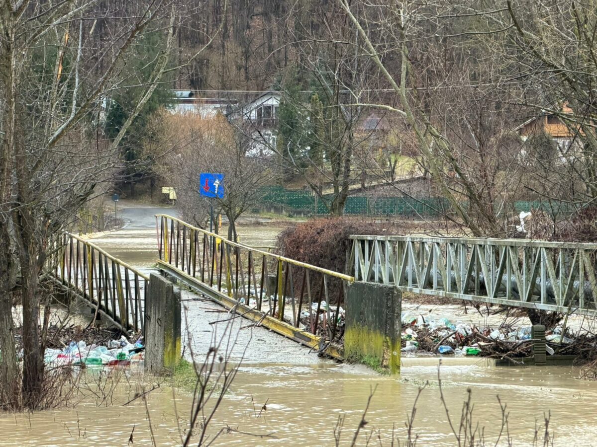 Pericol de inundatii pe numeroase rauri din vestul si sudul tarii