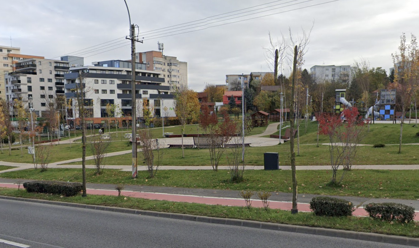 Pericol ignorat in Cluj Copiii se indreapta cu bicicletele din parc direct spre masini pe Strada Observatorului Un tata cere cu urgenta instalarea unui gard de protectie