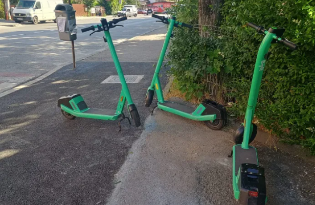 Pericol in centrul Clujului Pietonii trebuie sa ocoleasca trotuarul din cauza trotinetelor abandonate Sunt lasate in mod inadecvat