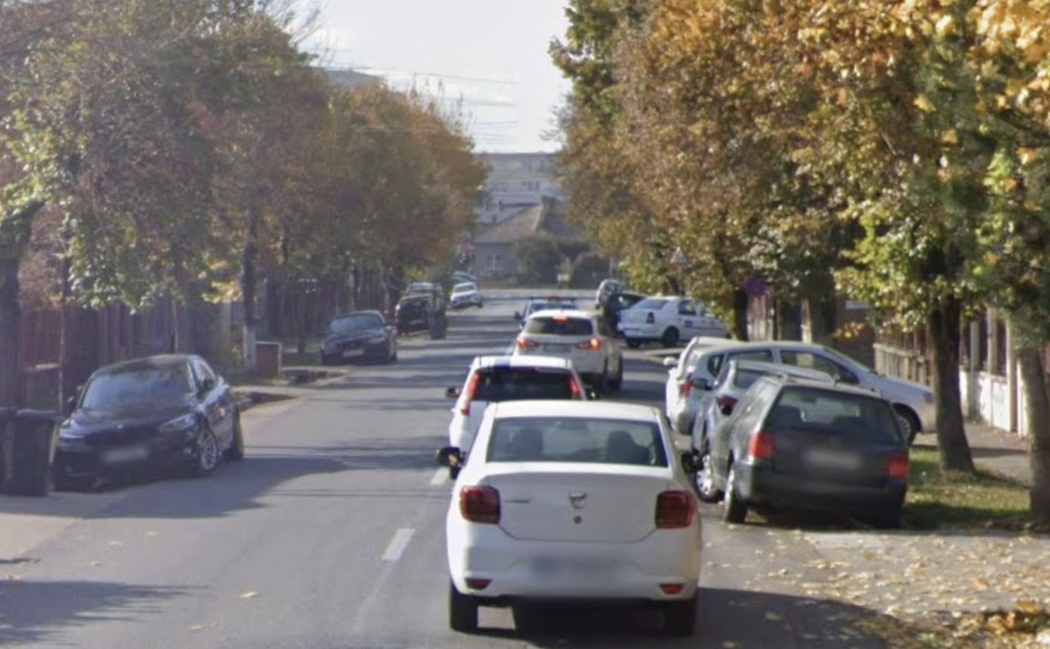 Pericol pentru copii pe o strada din Cluj Napoca Traversarea printre masinile parcate la o intersectie fara trecere de pietoni Este un risc major