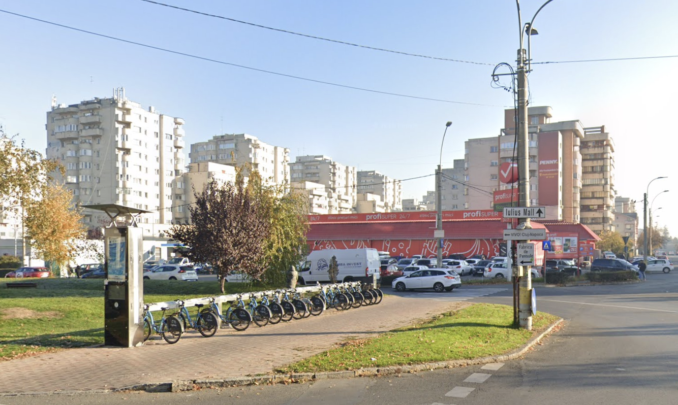 Pericol pentru soferii din Cluj O femeie cerseste zilnic in mijlocul strazii Locuitorii sunt ingrijorati E greu de vazut si evitat de soferi