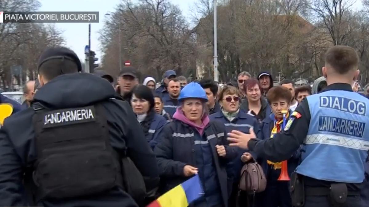 Peste 1000 de mineri protesteaza in fata Guvernului cerand sa nu fie dati afara In Piata Victoriei sunt