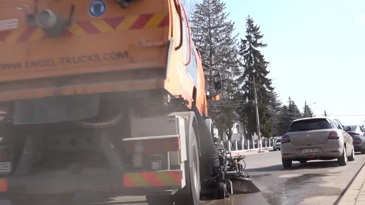 Primarul unui oras din Romania face economii conducand personal utilajele de curatenie dupa
