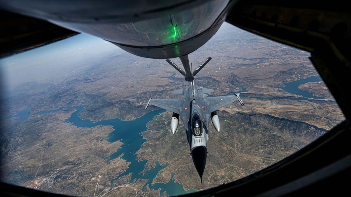 Primele avioane cisterna ale SUA au sosit in Romania Acestea vor alimenta avioanele de vanatoare aflate in misiune