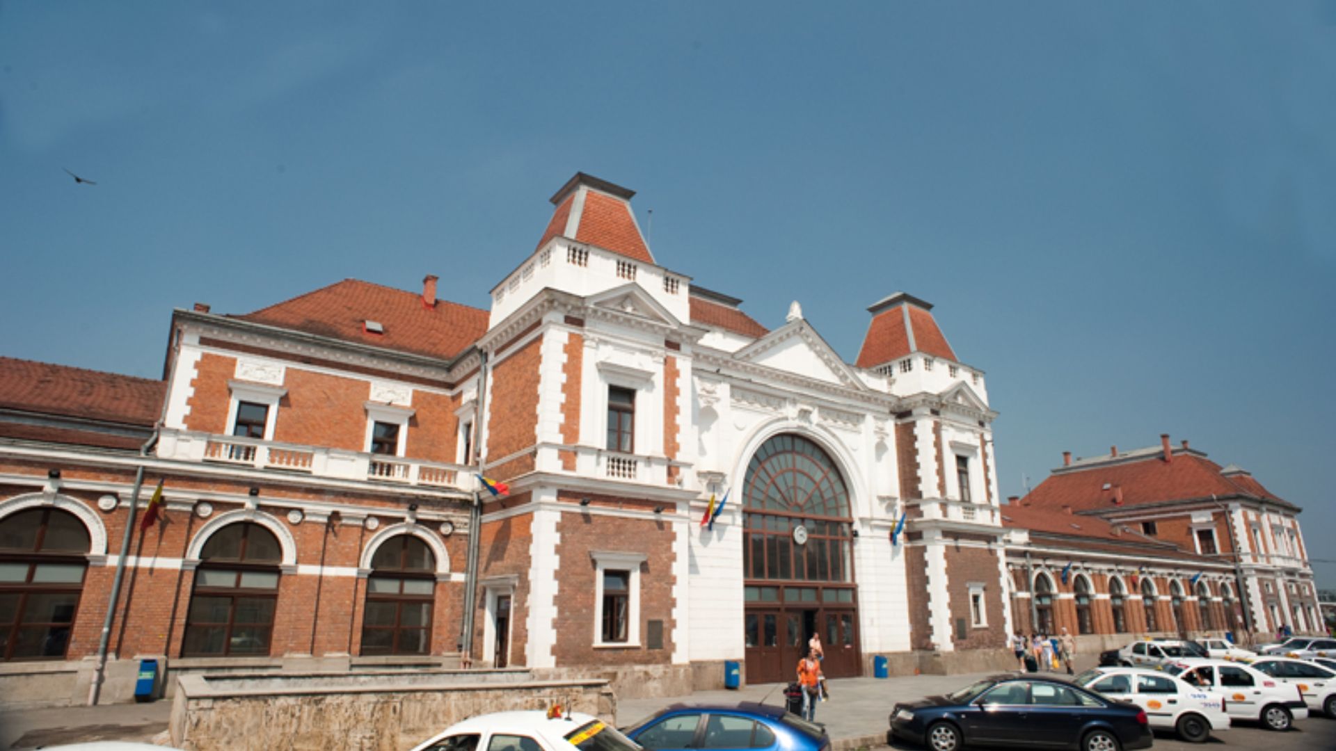 Probleme serioase de siguranta la Gara din Cluj Napoca Masini parcate ilegal pe doua benzi iar pietonii sunt in pericol Va rog sa interveniti