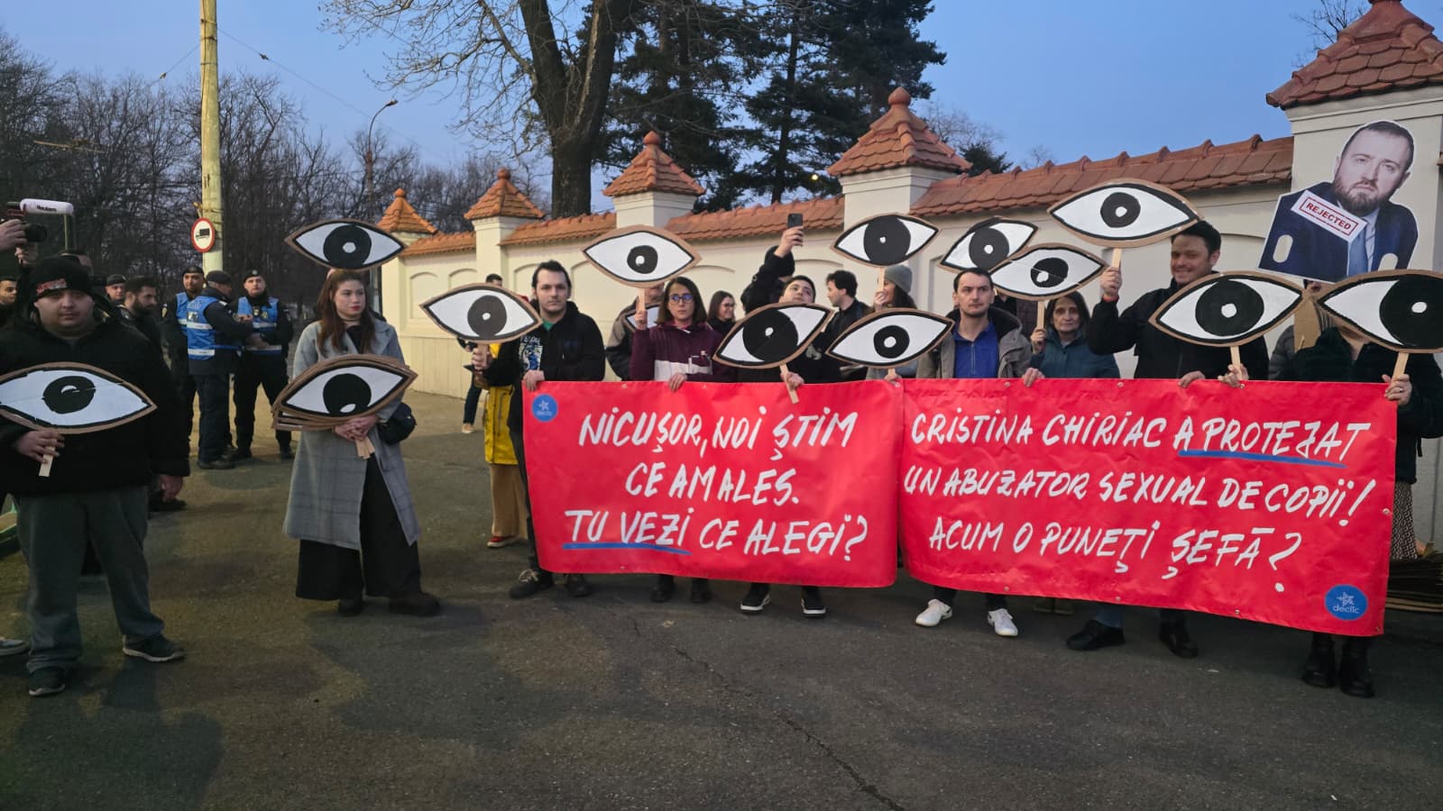 Protest in fata Palatului Cotroceni imptriva propunerilor pentru conducerea marilor parchete Nicusor nu semna ca ingropi Justitia Nicusor Dan s a intalnit cu protestatarii