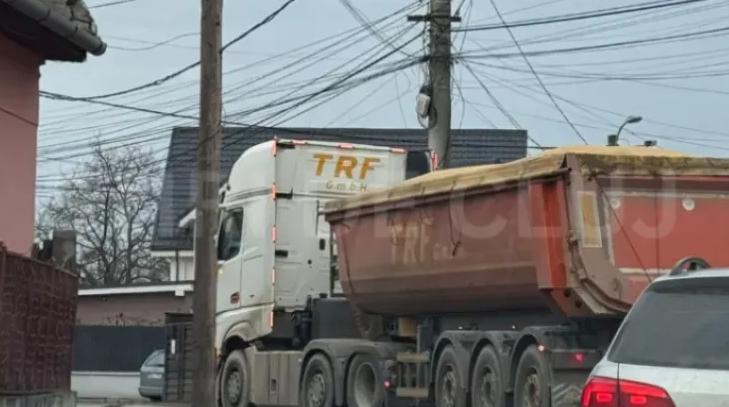 Protestele continua pe o strada din Cluj Napoca Asfaltul este deteriorat iar locuitorii sunt neputinciosi Se simte ca in razboi casele se clatina