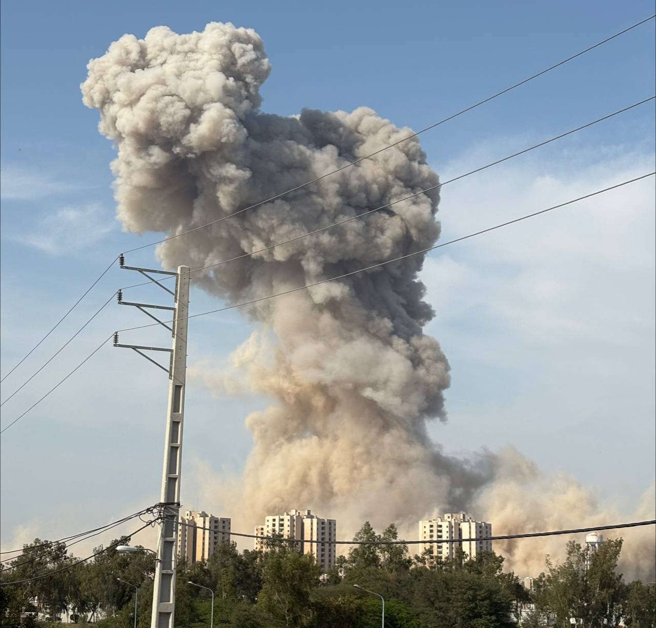 Razboi in Orientul Mijlociu ziua 13 Pretul petrolului creste din nou Stramtoarea Ormuz devine noul punct fierbinte al conflictului dupa atacurile asupra navelor Israel ataca Iranul
