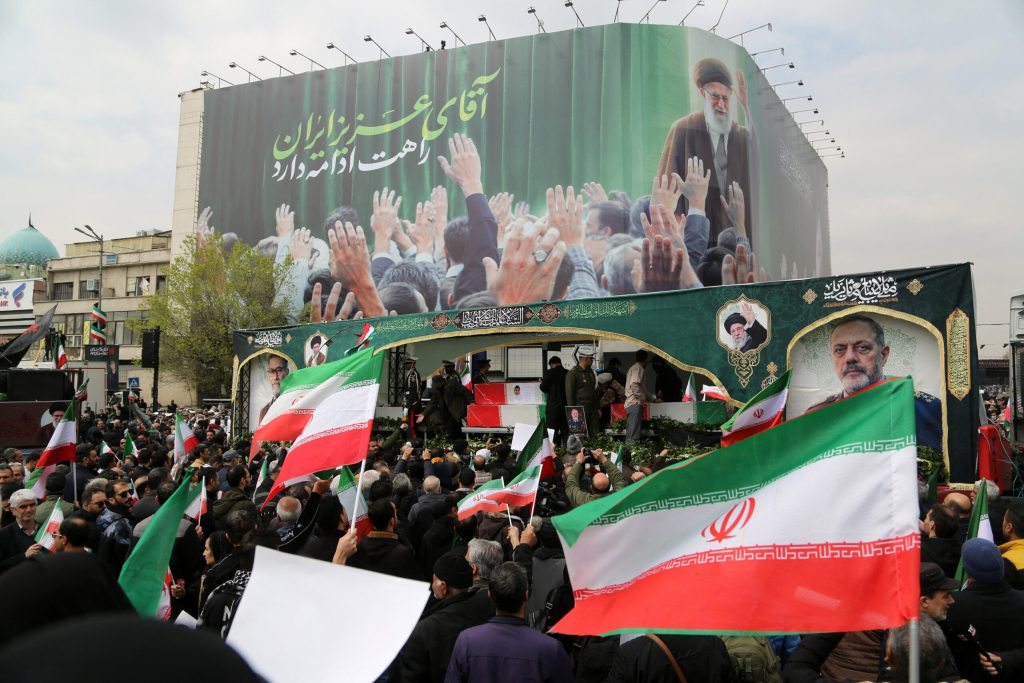 Razboi in Orientul Mijlociu ziua 13 Stramtoarea Hormuz devine centrul noului conflict dupa atacuri asupra navelor si interventia SUA Hezbollah si Iran au lansat primul atac coordonat impotriva Israelului