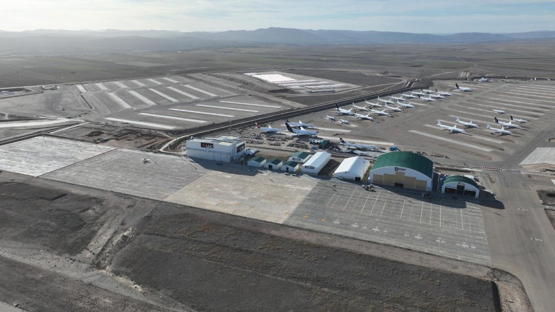 Razboiul din Iran a transformat un aeroport abandonat din Spania intr un adapost pentru gigantii cerului