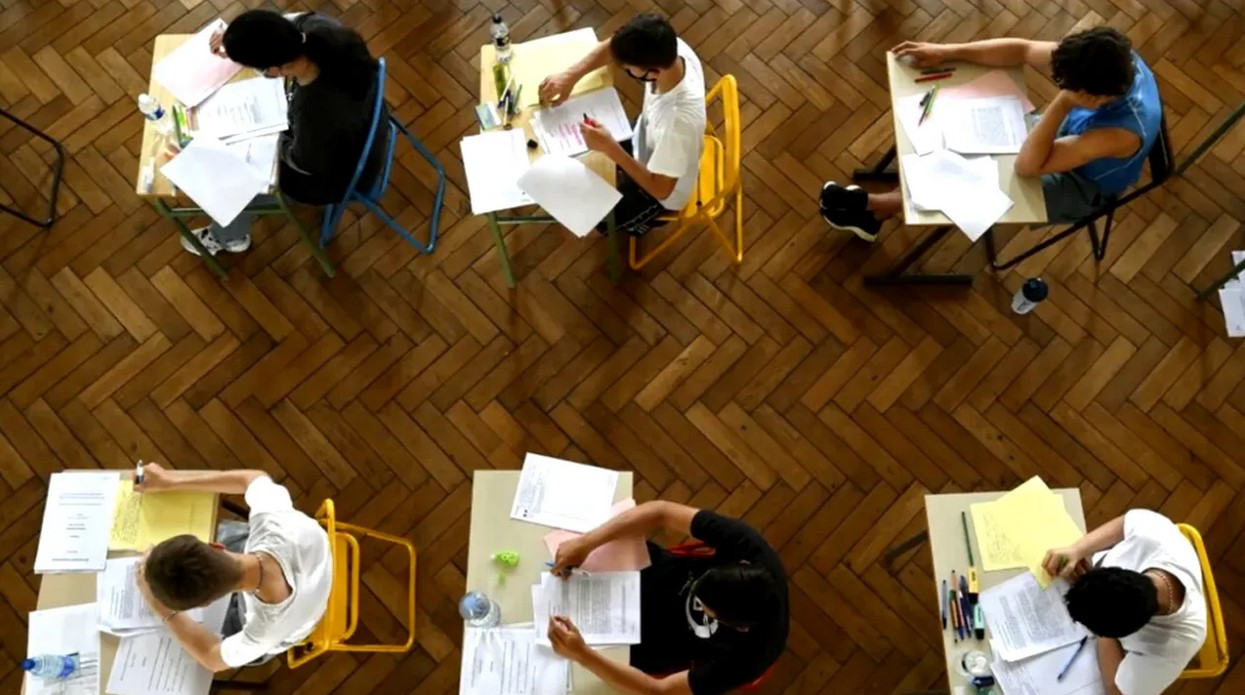 Simulare Bacalaureat 2026 Peste 114000 de elevi au sustinut examenul scris la Limba si literatura romana