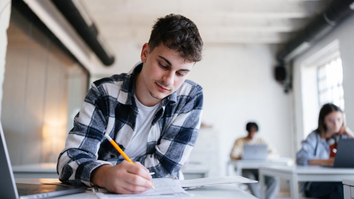 Simularea Bacalaureatului 2026 Elevii sustin examenul scris obligatoriu pe profil