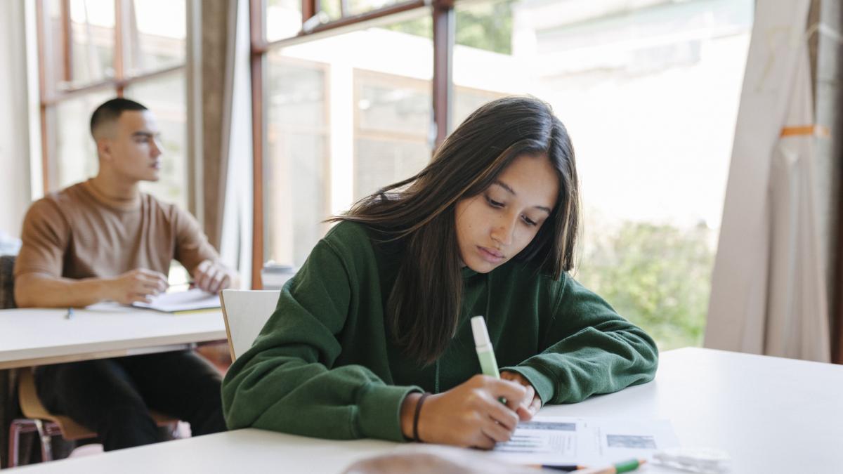 Simularea Evaluarii Nationale 2026 Elevii dau marti examenul scris la Matematica in timp ce altii