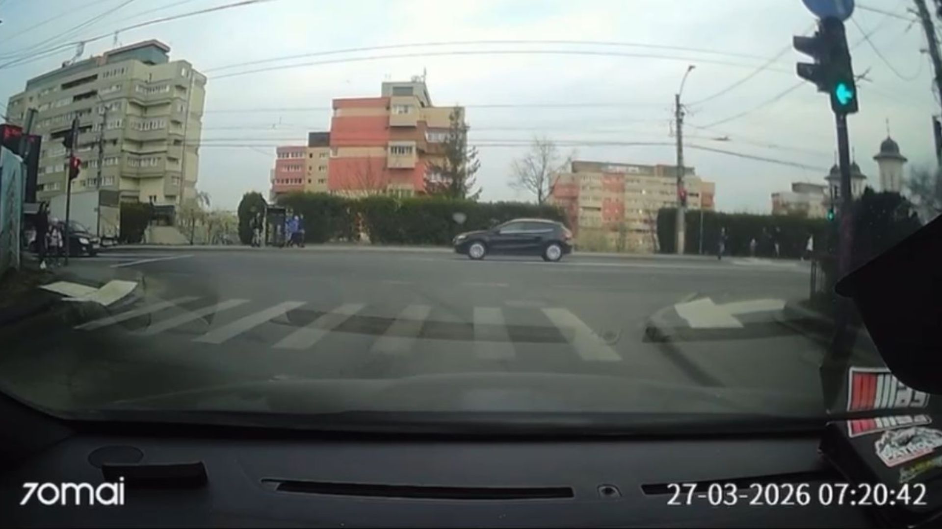 Soc si surprindere in Marasti Cluj Doi soferi grabiti au ignorat semaforul rosu la intersectia din Groapa si au pus in pericol intreg traficul