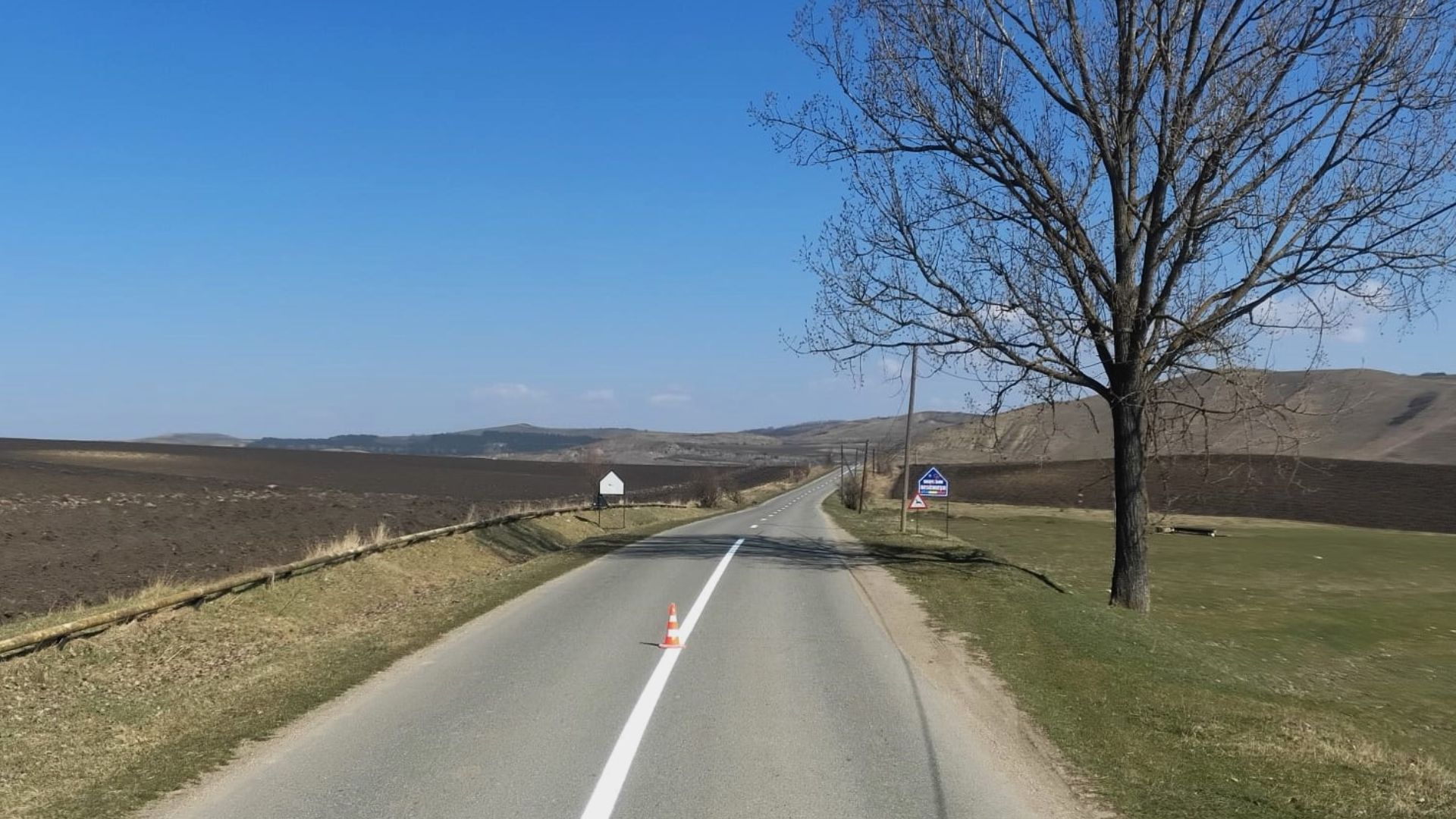 Soferi din Cluj fiti prudenti pe sosele Au inceput lucrarile de refacere a marcajelor pe zeci de kilometri de drum