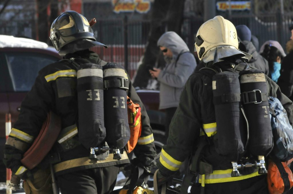 Sute de persoane au fost evacuate in urma unui incendiu izbucnit la un hotel de lux din Paris