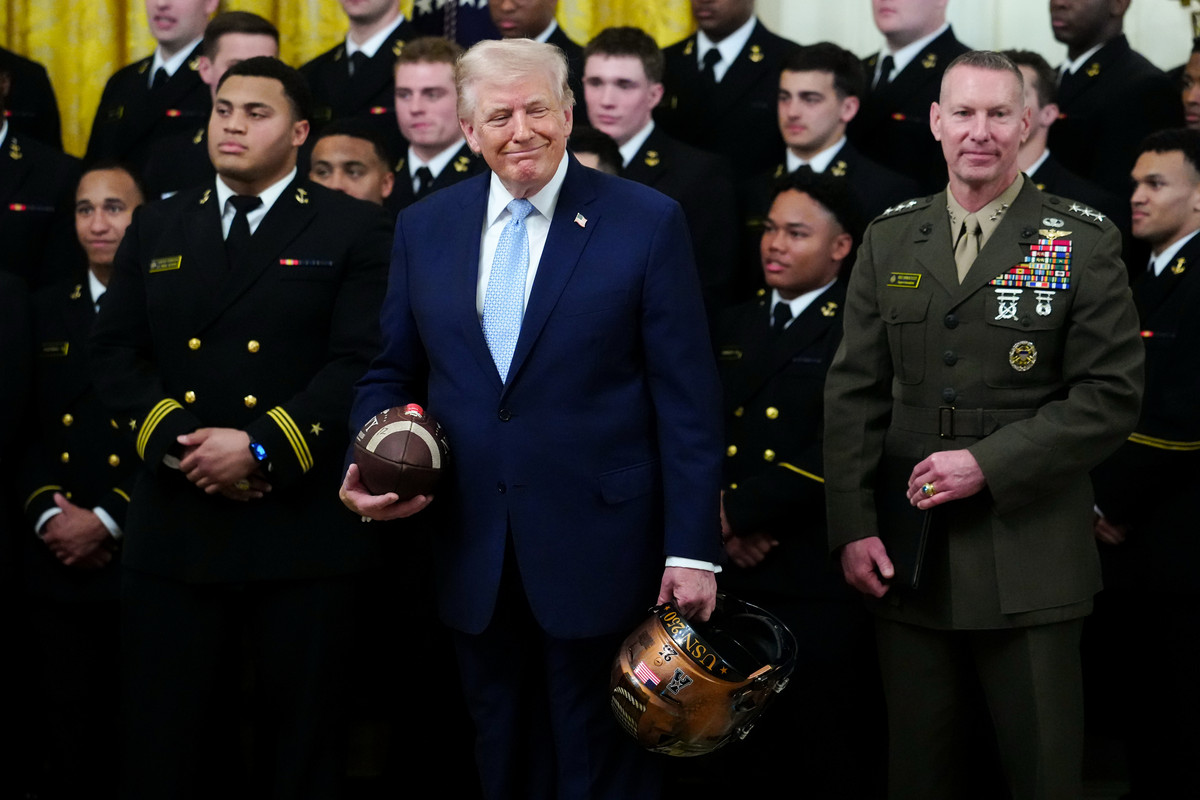 Trump foloseste meciul Army Navy pentru a crestera presiunea asupra radiodifuzorilor