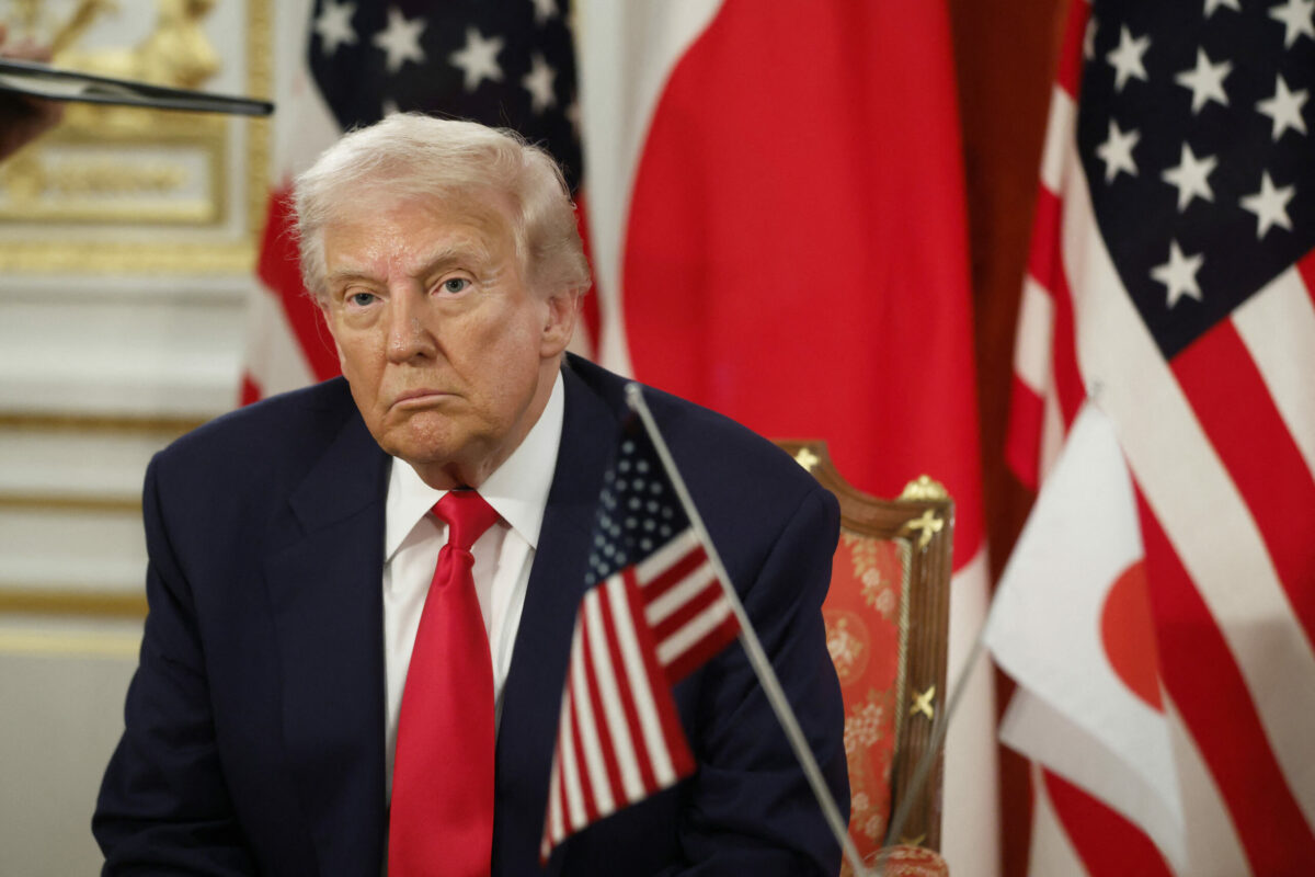 Trump infrant de presa Un judecator a hotarit ca postul de radio Vocea Americii sa fie reinfiintat