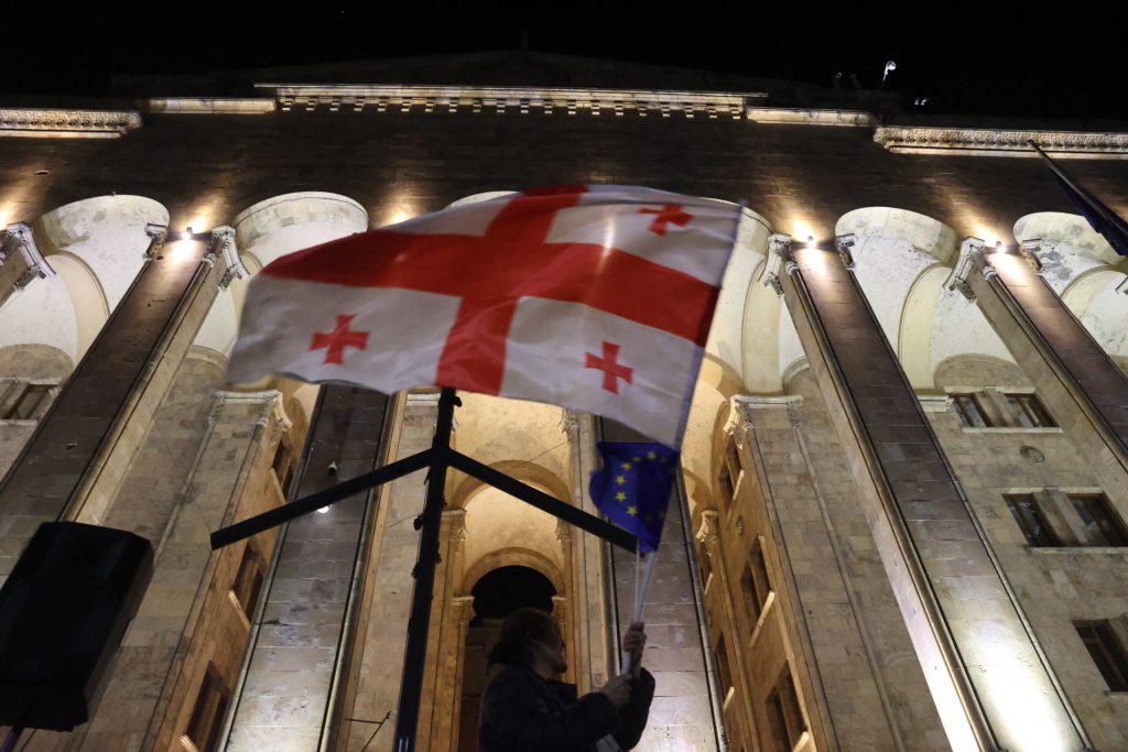 UE suspenda calatoriile fara viza pentru oficialii din Georgia din cauza regresului democratic