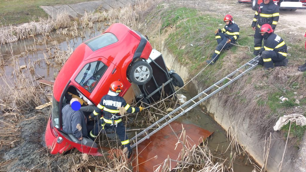 Un barbat a cazut cu masina intr un canal langa barajul Slavitesti din Valcea