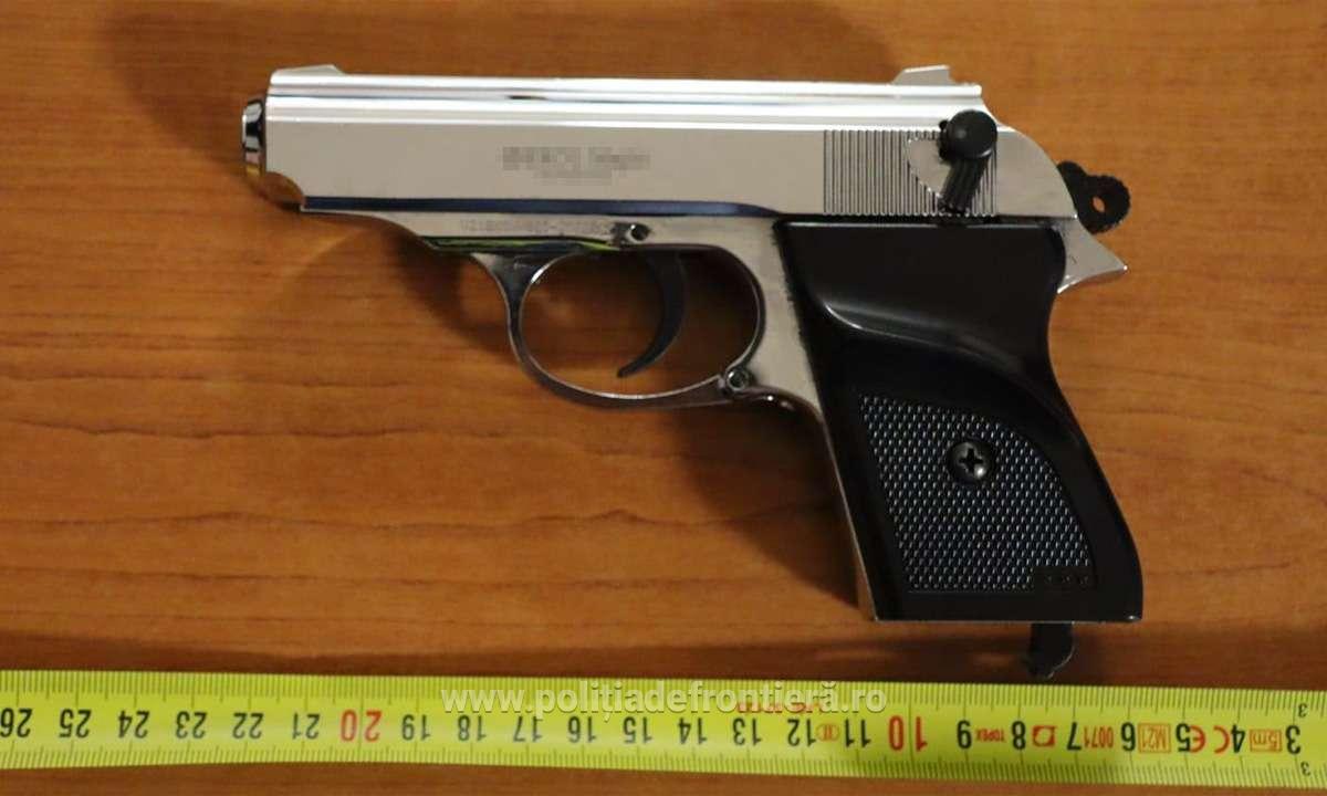 Un barbat din Bulgaria a incercat sa treaca in Romania cu o arm ascunsa in usa masinii